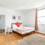 Modern 3-Bedroom Haven In Vibrant Brixton
