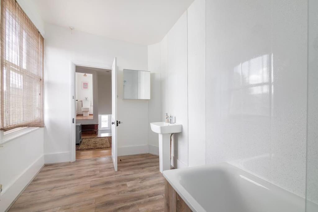 Modern 3-bedroom Haven In Vibrant Brixton Appartamento Londra