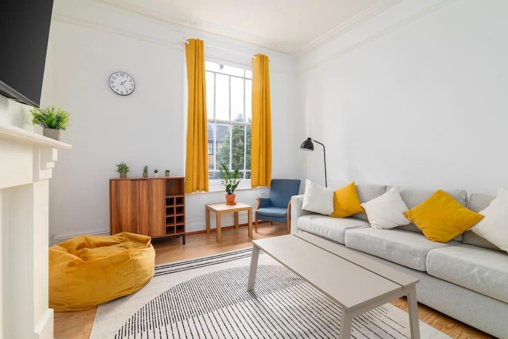 Modern 3-bedroom Haven In Vibrant Brixton Appartamento