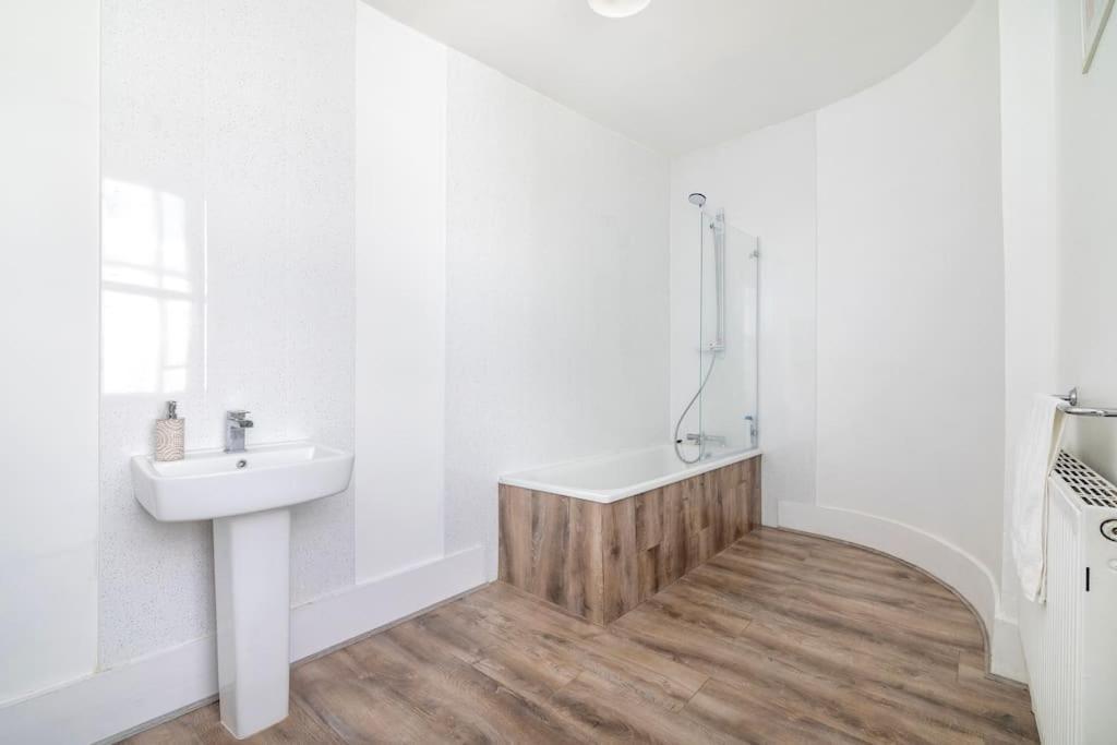 Modern 3-bedroom Haven In Vibrant Brixton Appartamento